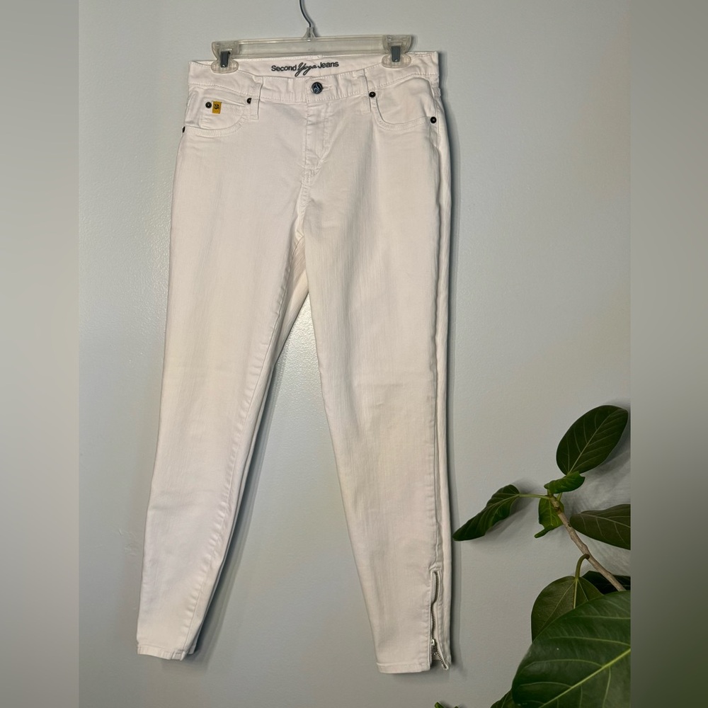 White Skinny Jeans with Sleek Fit